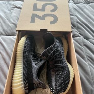 Yeezy 350 gently worn with box